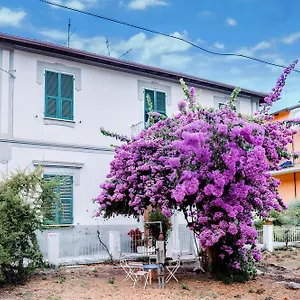 Casa Elegante In Mezzo Al Apartment La Spezia